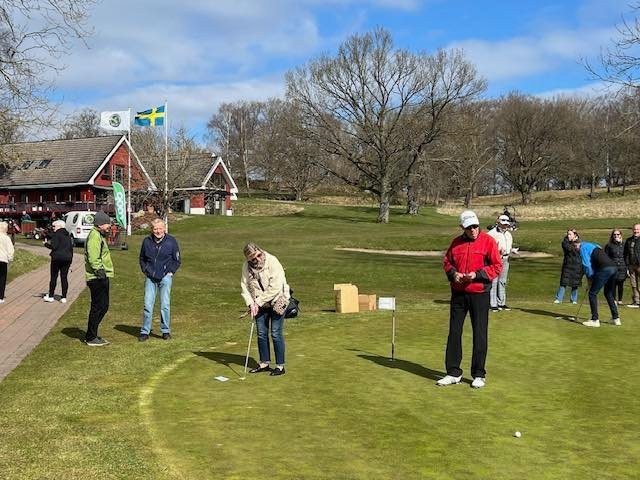 Stort tack till alla som kom på vår Våröppning i lördags!Det blev en riktigt härlig dag med gemenskap, puttävling, korvgrillning och många fina samtal.Puttävlingen var en riktig höjdare, och vi vill gratulera alla pristagare - ni har blivit kontaktade via mail.Tack för att ni var med och gjorde dagen så minnesvärd! Vi ser fram emot en fantastisk säsong tillsammans.