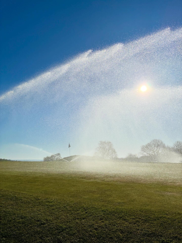 Idag har vi genomgång av bevattningen, fukttest och profilprov av greenerna så vi kan spika skötselplanen av greenerna. Vi har haft en bra vinter och greenerna ser bra ut redan👍🏻