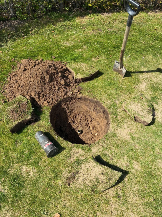 Bevattningen är otroligt viktig nu i det torra vädret. Vi ser över detta varje dag och här hittade vi en spridare som gett upp. Lite service så blev allt som nytt igen👌🏻