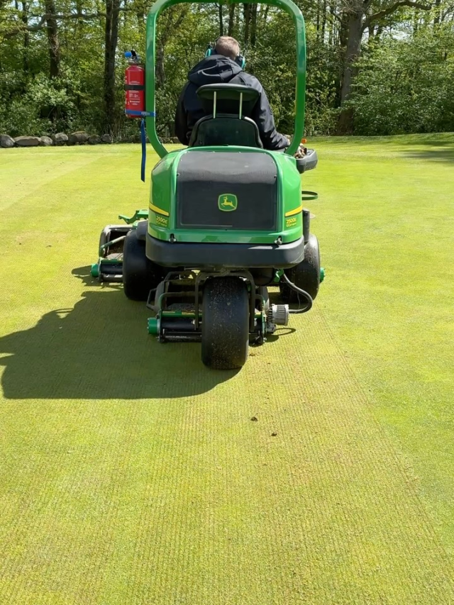 Denna veckan har vi bland annat vertikalskurit alla greener. Hårt arbete men resultatet blir kanon, banan har verkligen börjat komma till liv nu med det härliga vädret☀️😎
