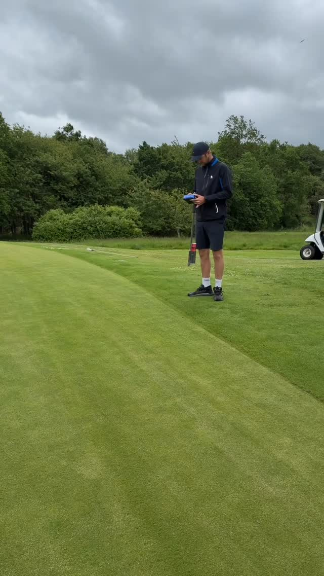 Idag har @albintiden hoppat in som banarbetare och satt flaggplaceringarna för veckans H22 Div 1 seriespel på torsdag. Vi kan nog räkna med tuffa pinnar😃